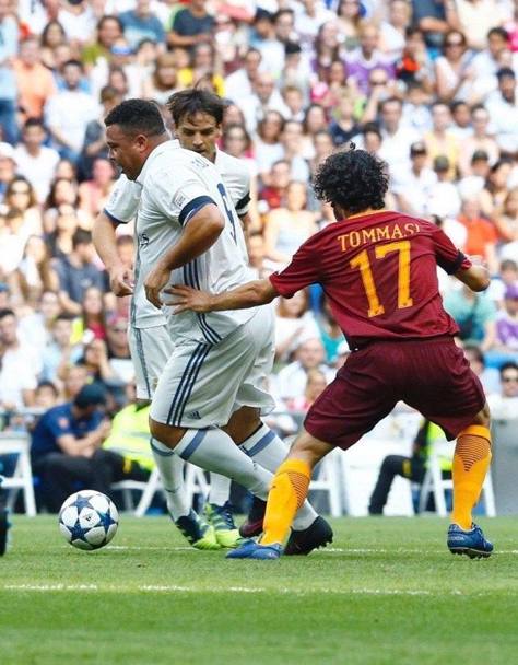 Ronaldo punta Tommasi. Epa